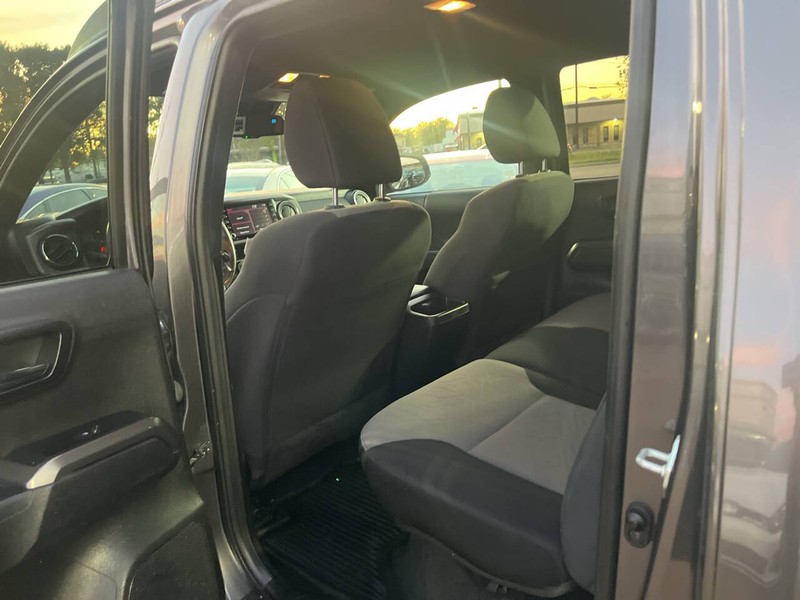 Toyota Tacoma Vehicle Image 13