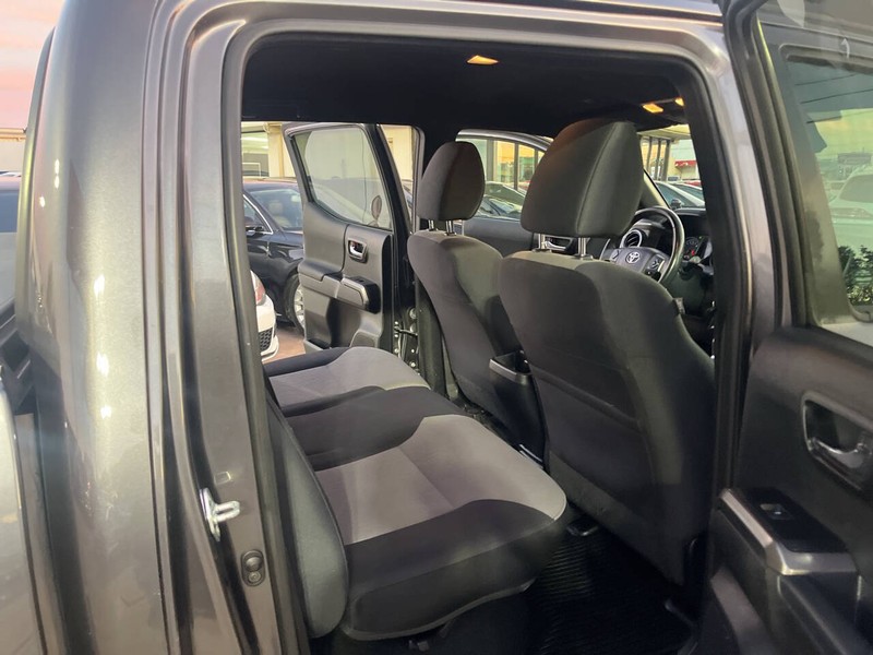 Toyota Tacoma Vehicle Image 16