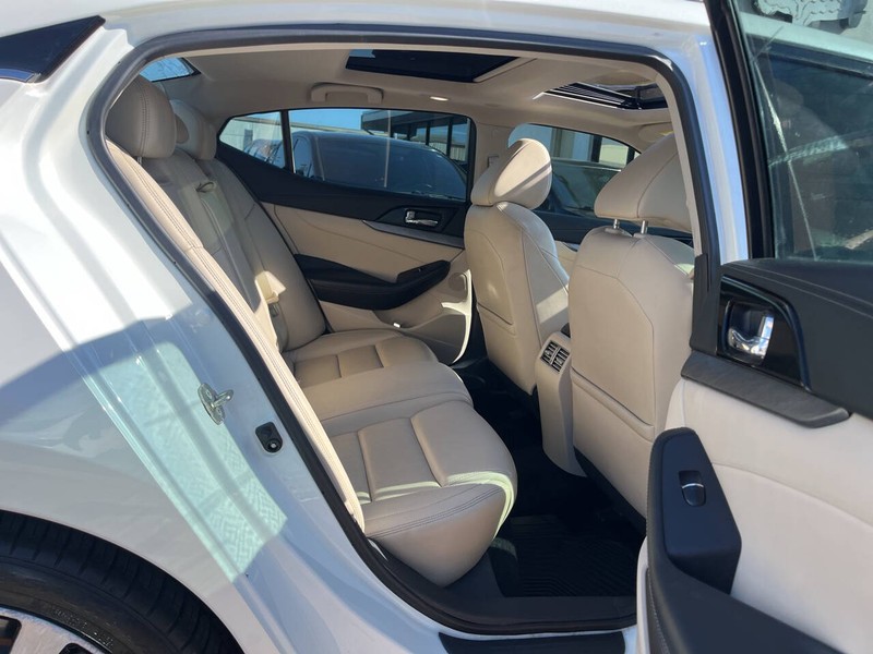 Nissan Maxima Vehicle Image 10