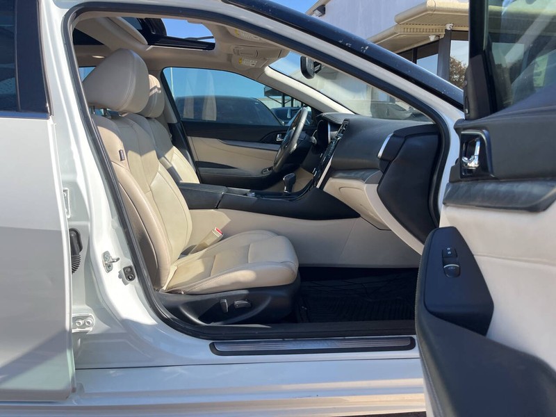 Nissan Maxima Vehicle Image 11