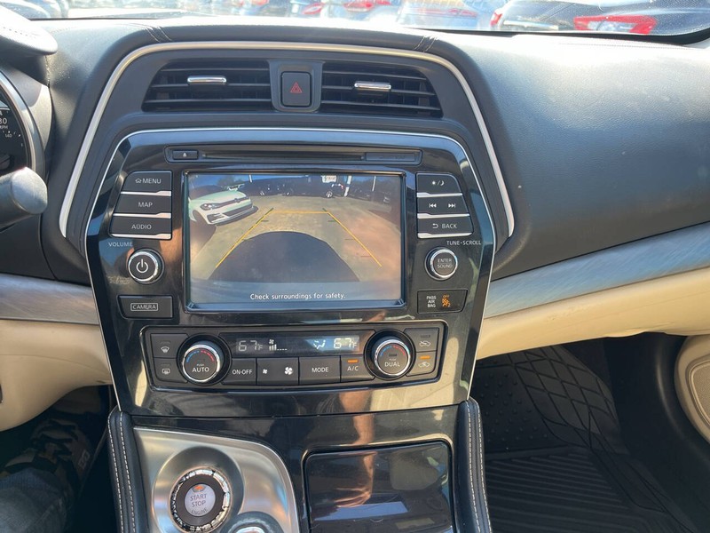 Nissan Maxima Vehicle Image 12