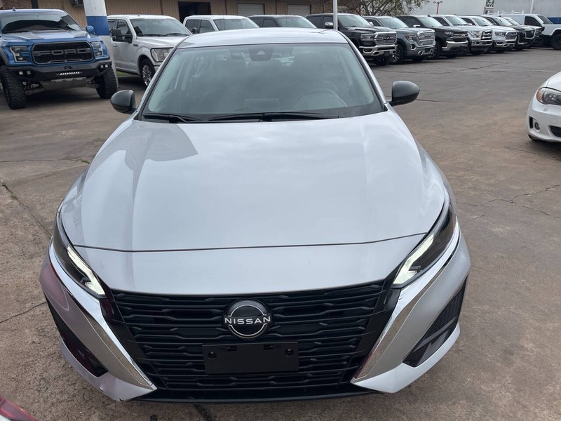 Nissan Altima Vehicle Image 02