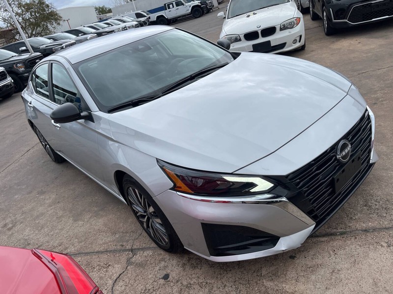 Nissan Altima Vehicle Image 03