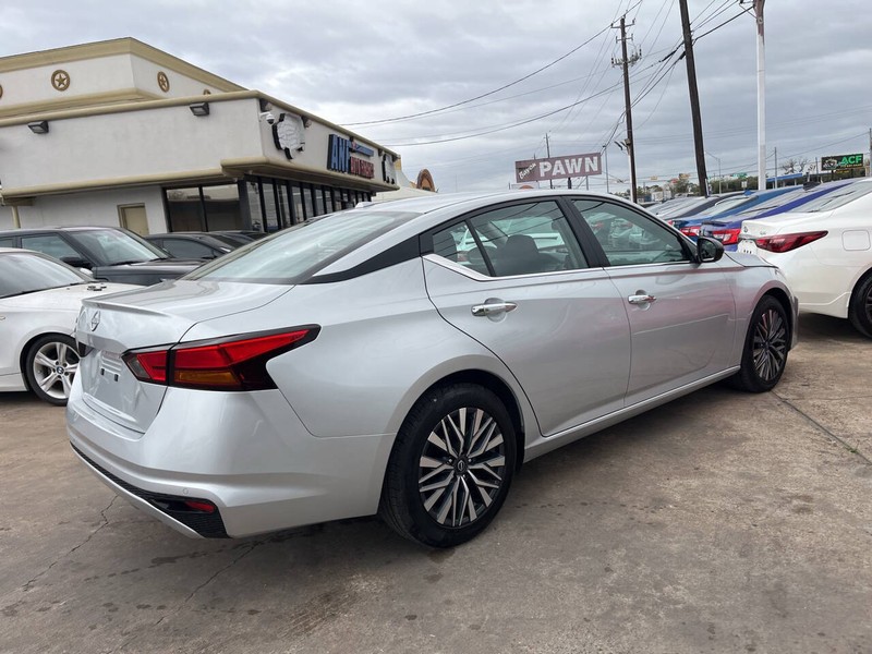 Nissan Altima Vehicle Image 04