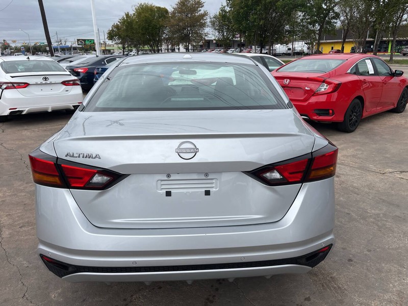Nissan Altima Vehicle Image 05