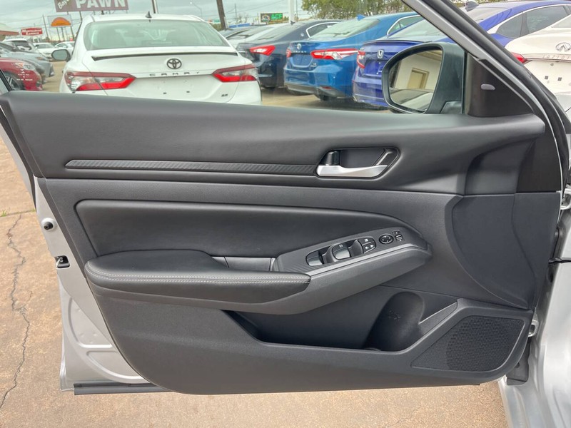 Nissan Altima Vehicle Image 07