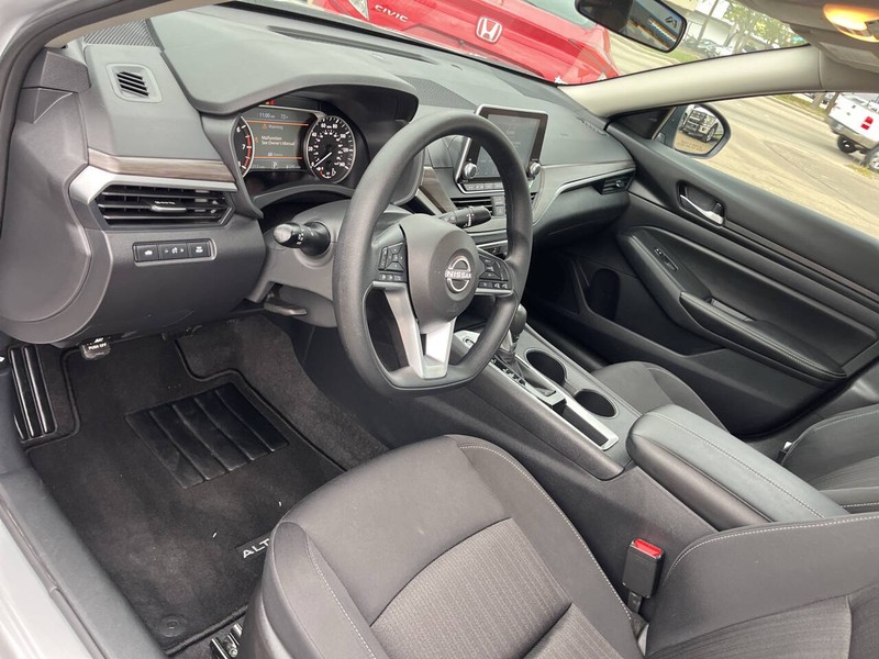 Nissan Altima Vehicle Image 08