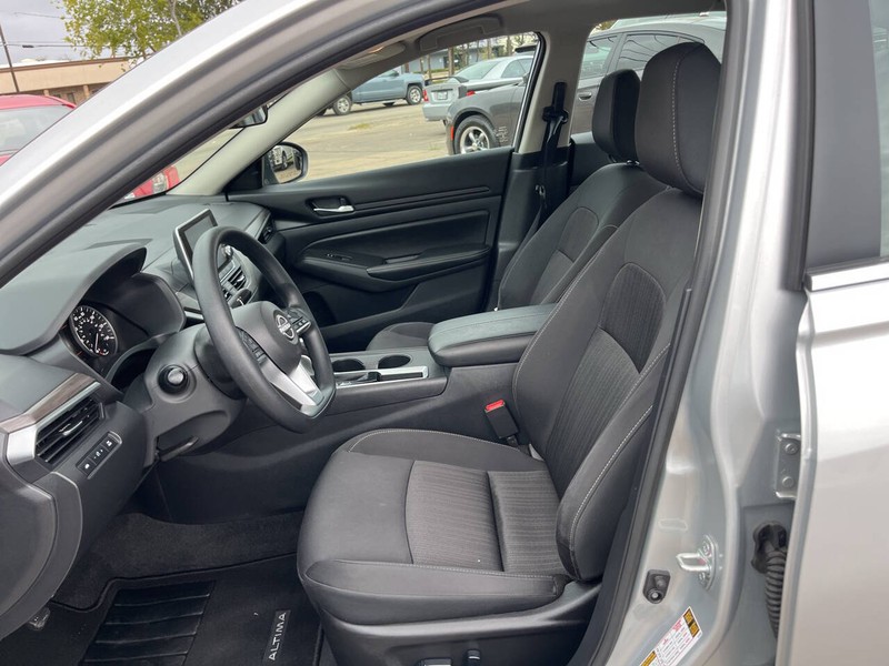 Nissan Altima Vehicle Image 09