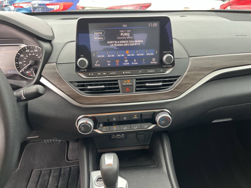 Nissan Altima Vehicle Image 10