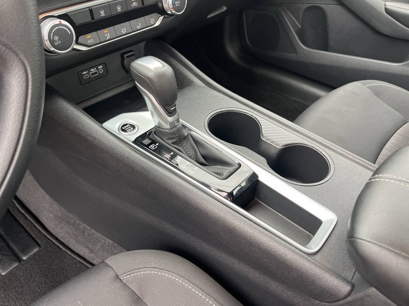 Nissan Altima Vehicle Image 11