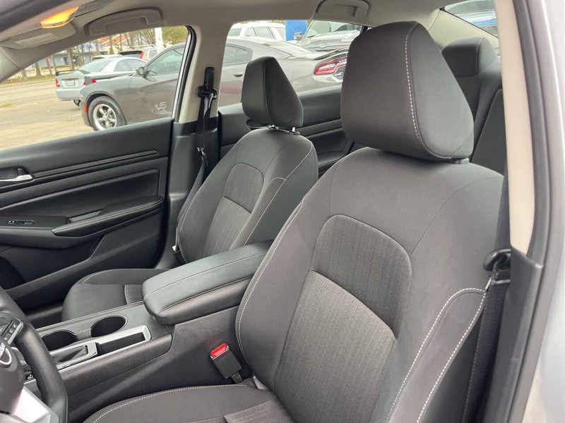 Nissan Altima Vehicle Image 12