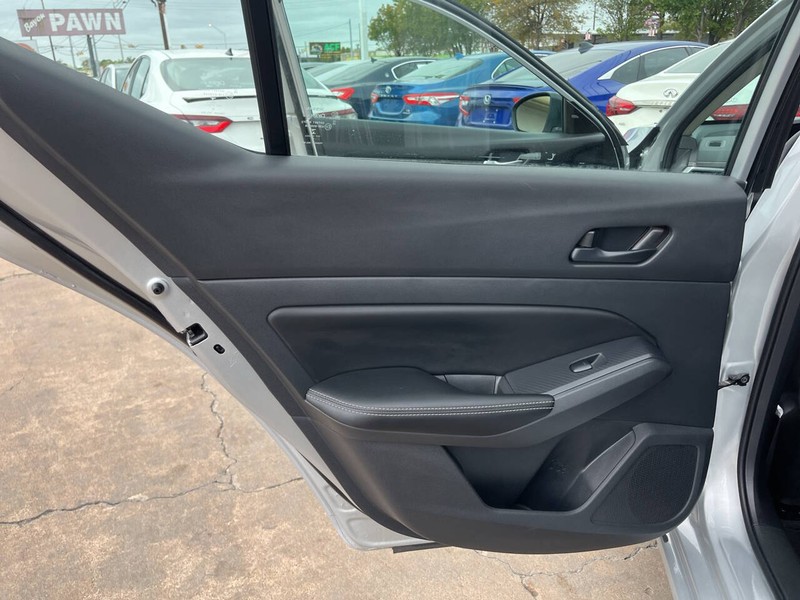 Nissan Altima Vehicle Image 13