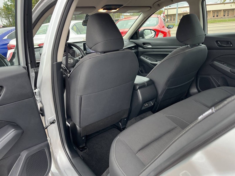 Nissan Altima Vehicle Image 14