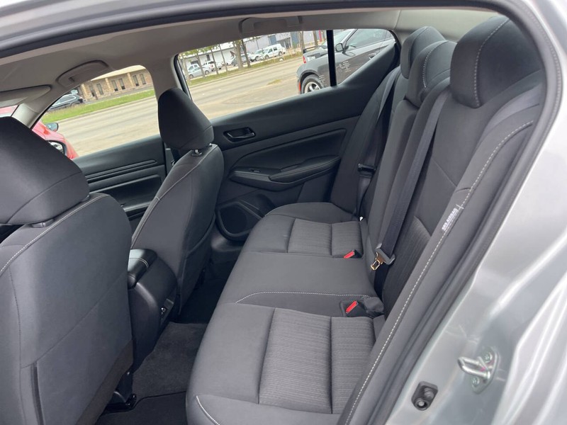 Nissan Altima Vehicle Image 15