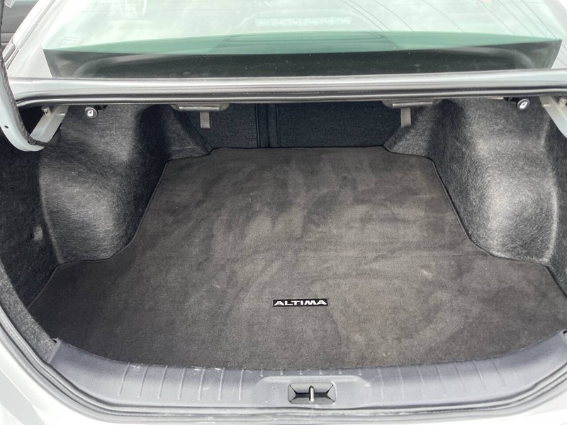 Nissan Altima Vehicle Image 16