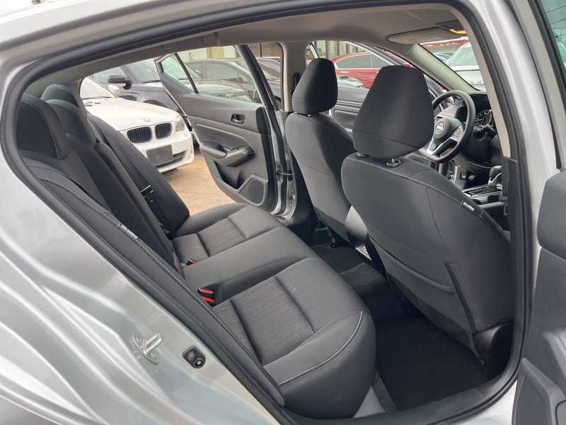 Nissan Altima Vehicle Image 17