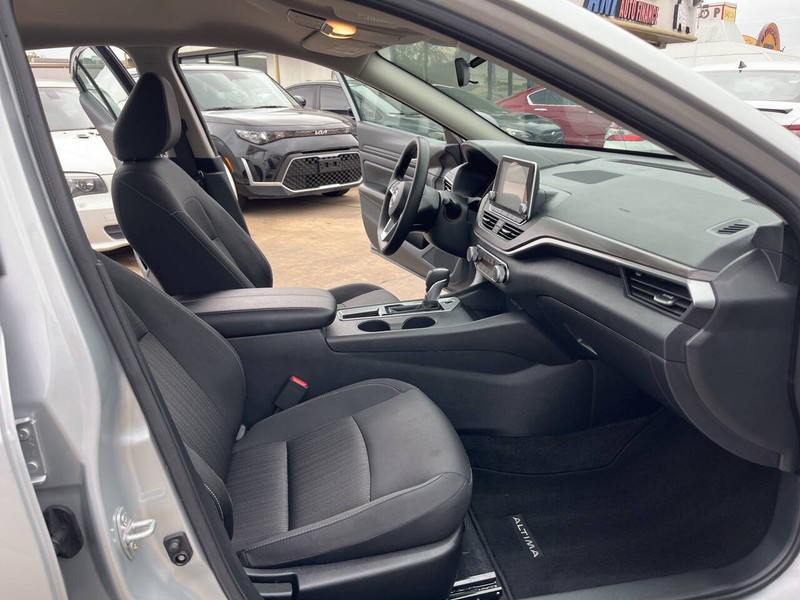 Nissan Altima Vehicle Image 18