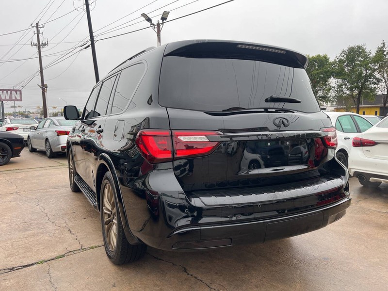 INFINITI QX80 Vehicle Image 03