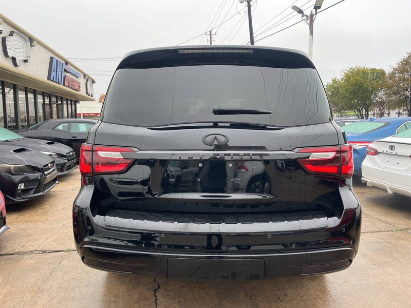 INFINITI QX80 Vehicle Image 04