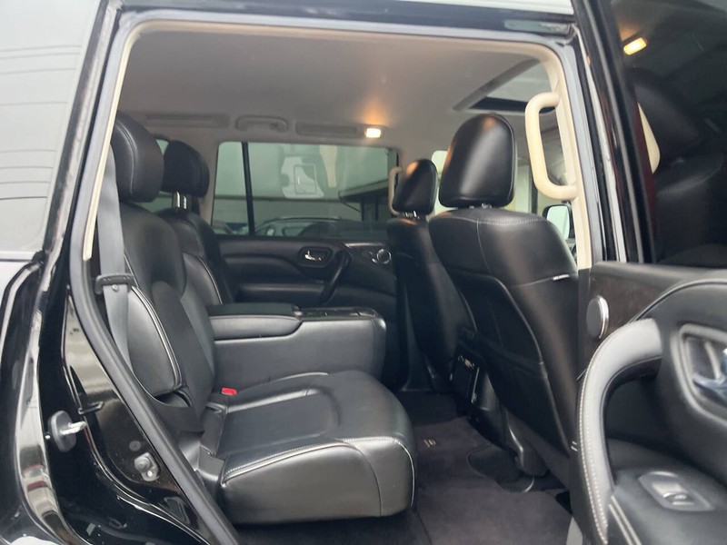 INFINITI QX80 Vehicle Image 11