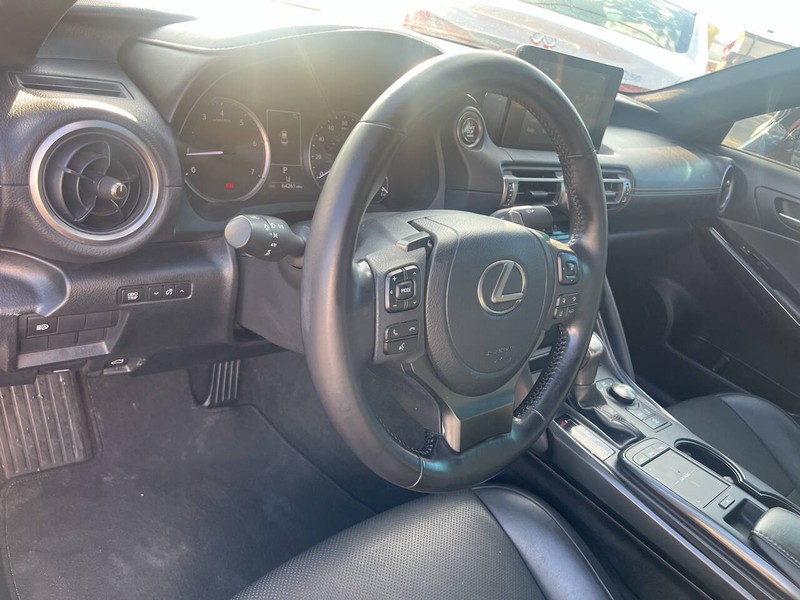 Lexus IS 300 Vehicle Image 08