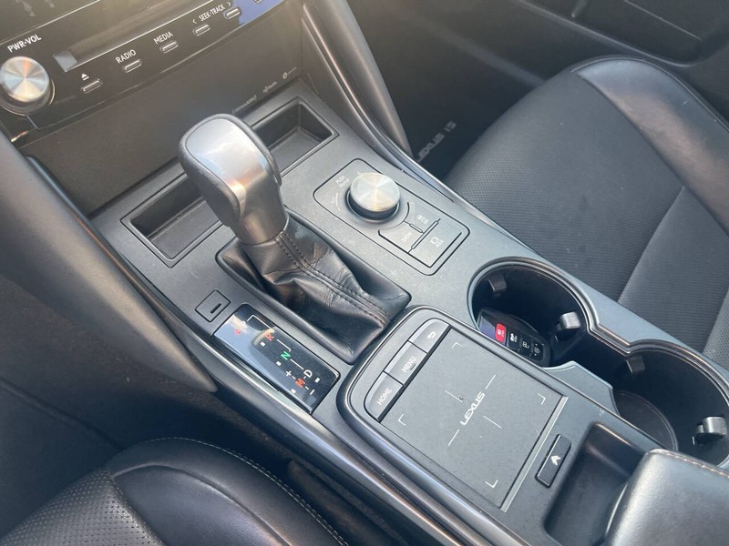 Lexus IS 300 Vehicle Image 14