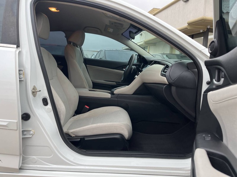 Honda Insight Vehicle Image 12