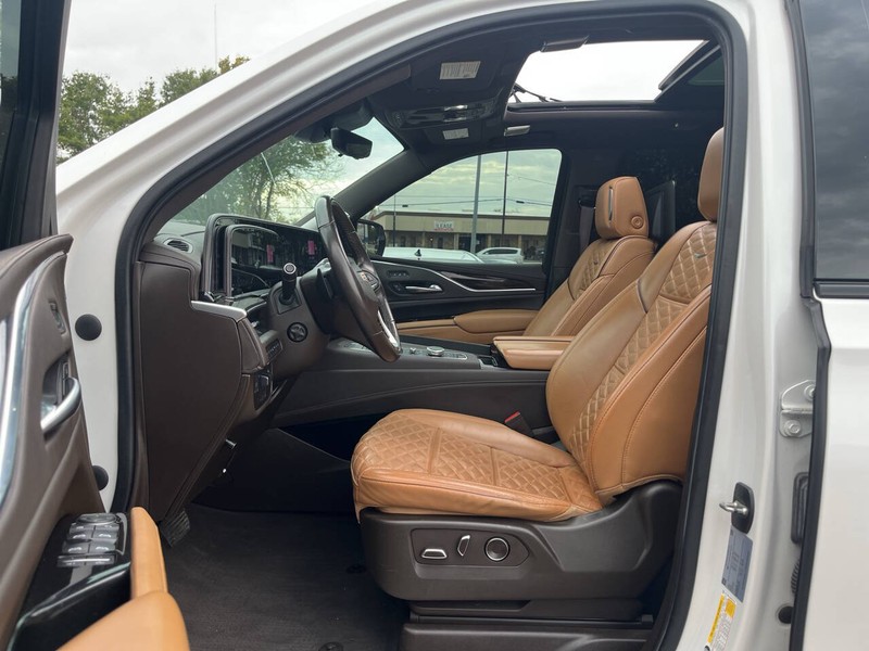 Cadillac Escalade ESV Vehicle Image 06