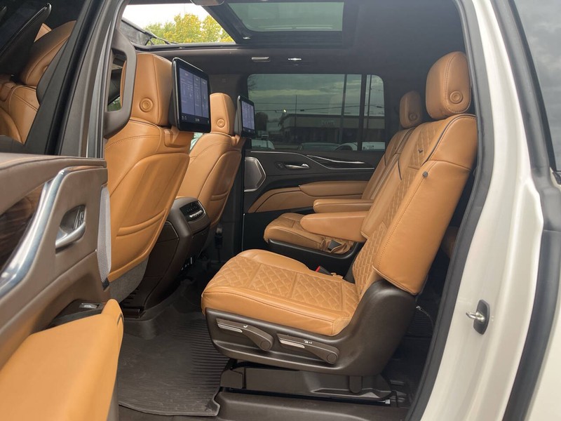 Cadillac Escalade ESV Vehicle Image 07