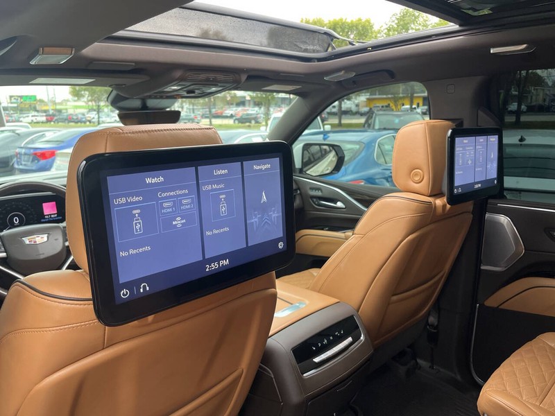 Cadillac Escalade ESV Vehicle Image 08