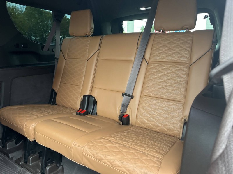 Cadillac Escalade ESV Vehicle Image 10