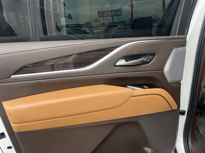 Cadillac Escalade ESV Vehicle Image 12