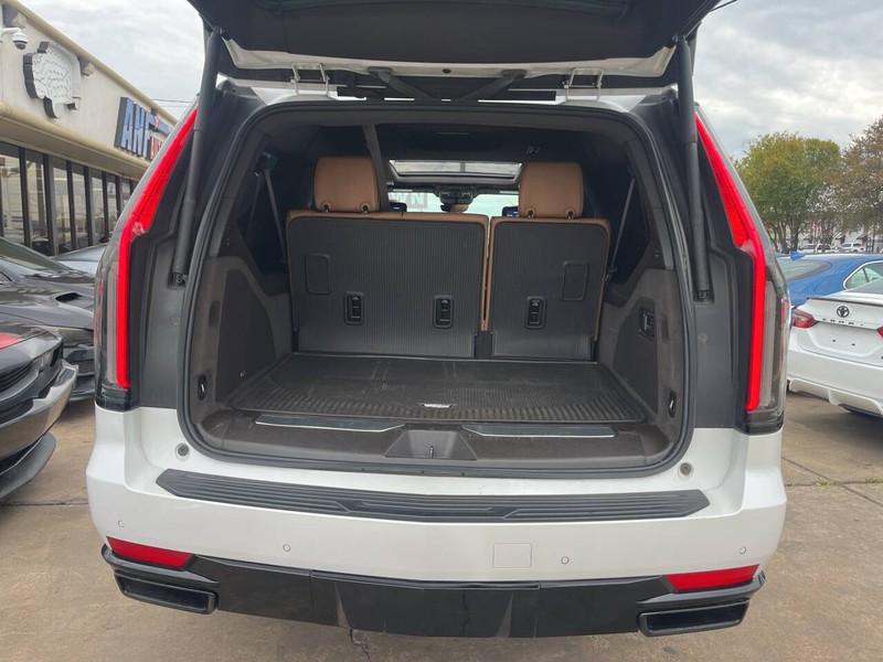 Cadillac Escalade ESV Vehicle Image 13