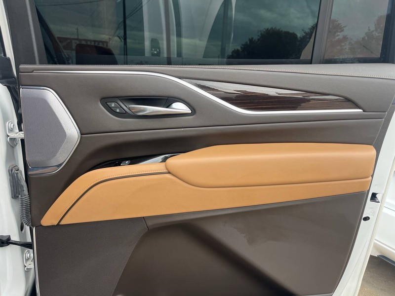 Cadillac Escalade ESV Vehicle Image 15