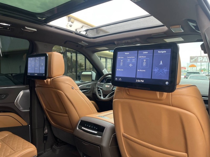 Cadillac Escalade ESV Vehicle Image 16