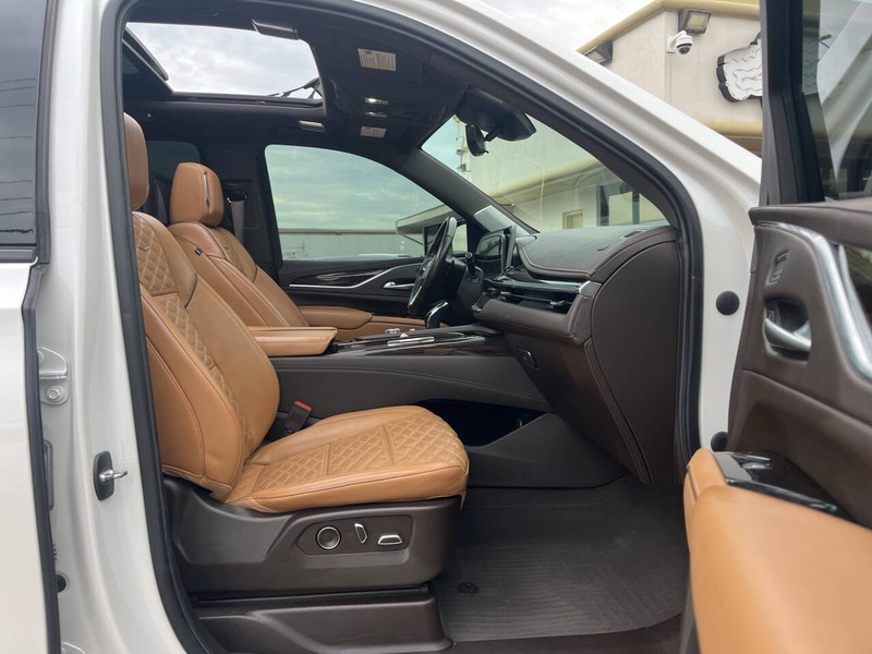 Cadillac Escalade ESV Vehicle Image 18