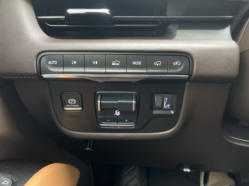 Cadillac Escalade ESV Vehicle Image 21