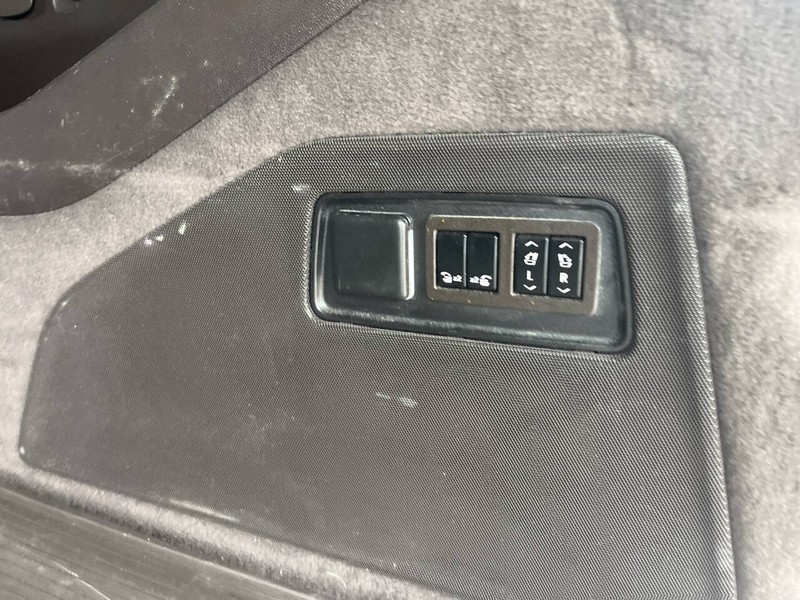 Cadillac Escalade ESV Vehicle Image 24