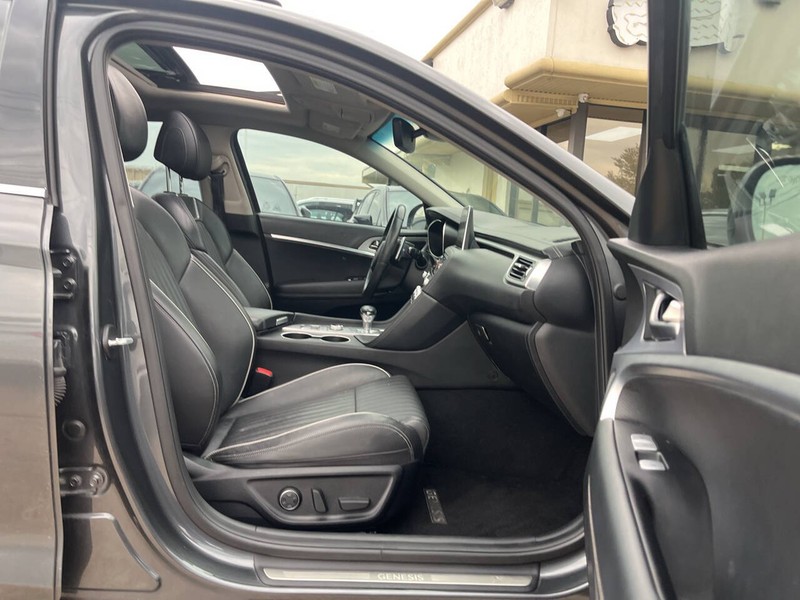 Genesis G70 Vehicle Image 12