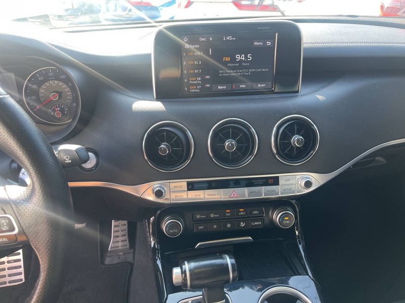 Kia Stinger Vehicle Image 14