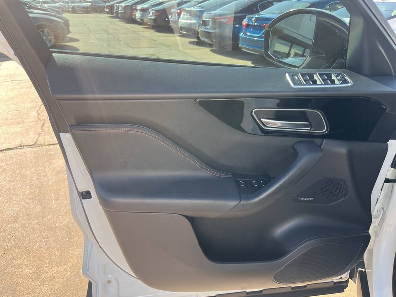 Jaguar F-PACE Vehicle Image 06