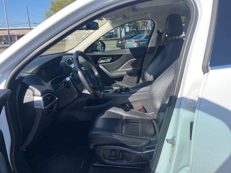 Jaguar F-PACE Vehicle Image 09