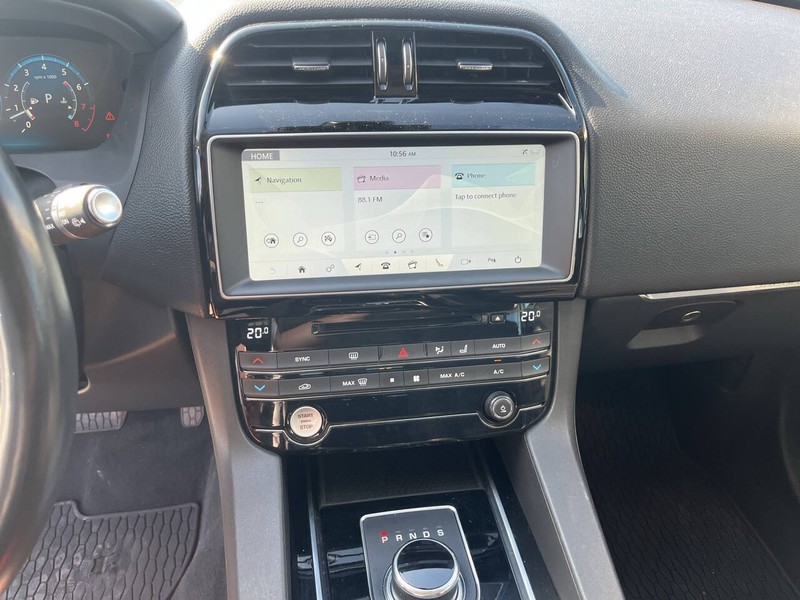 Jaguar F-PACE Vehicle Image 10