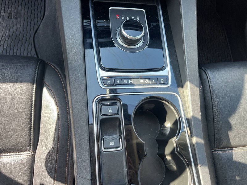 Jaguar F-PACE Vehicle Image 11