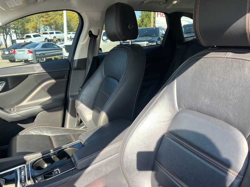 Jaguar F-PACE Vehicle Image 12