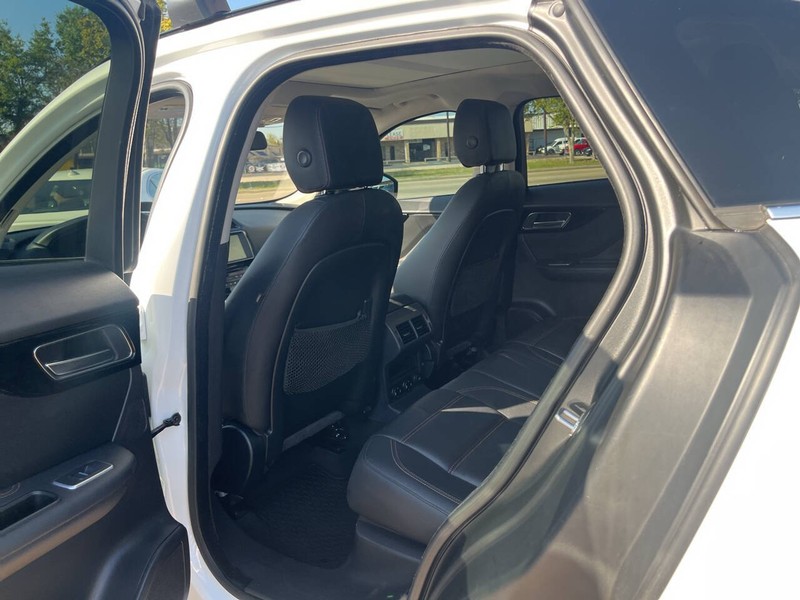 Jaguar F-PACE Vehicle Image 15