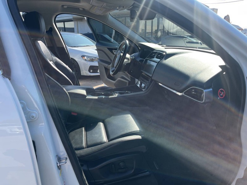 Jaguar F-PACE Vehicle Image 19