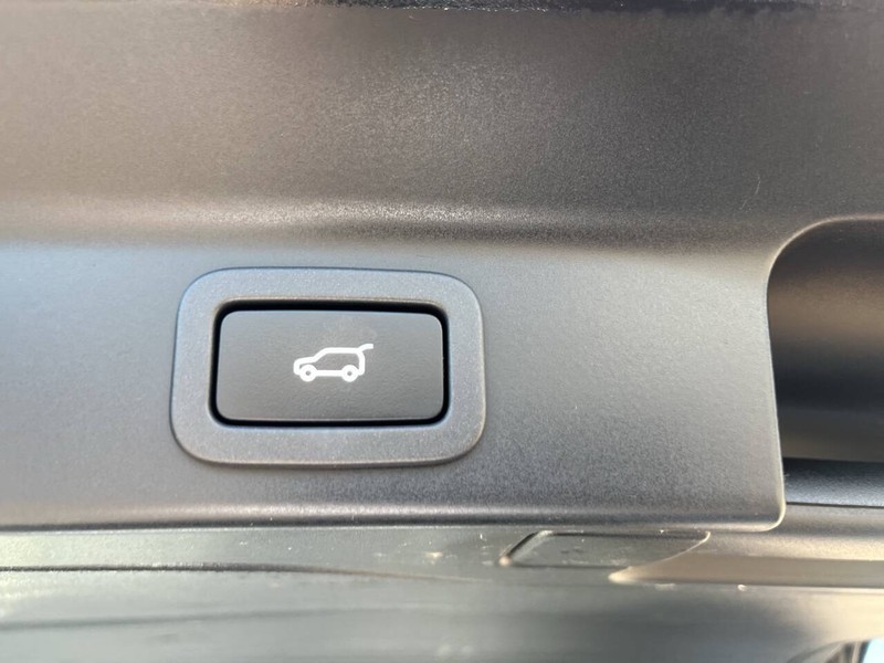 Jaguar F-PACE Vehicle Image 21