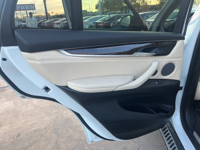 BMW X5 Vehicle Image 16