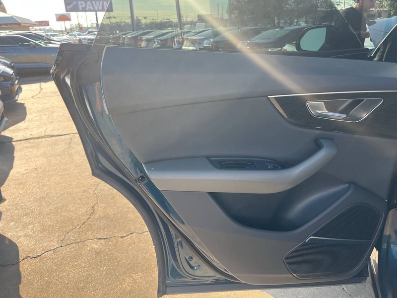 Audi Q8 Vehicle Image 13